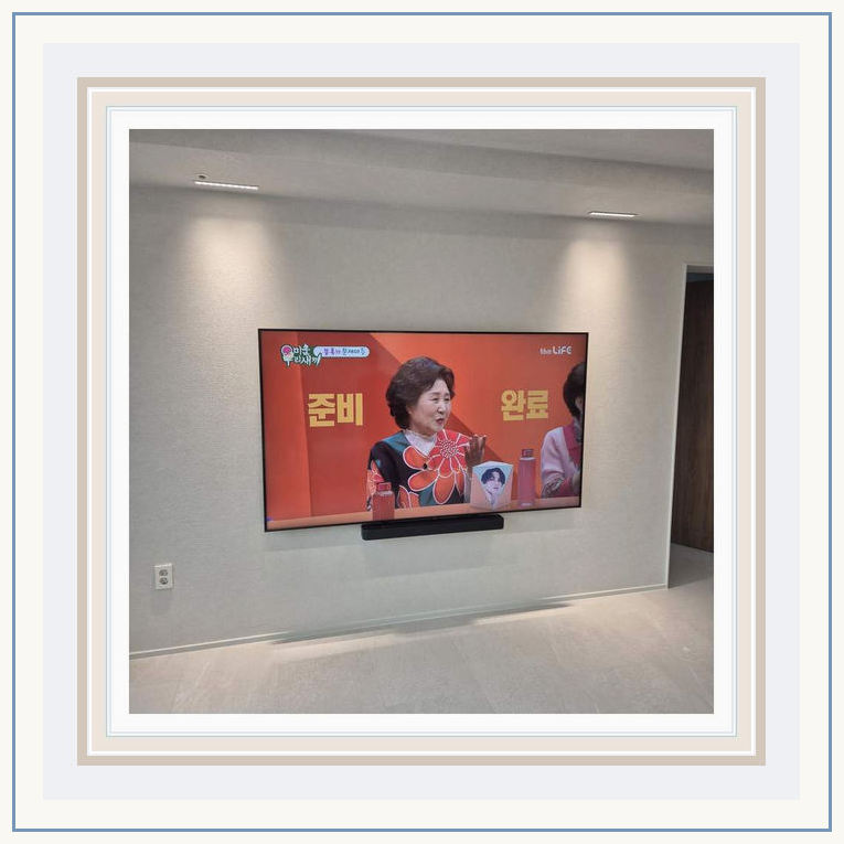 서울 강서 마포 티비 위치 맞춤 조절 관련 설치 참고 사진 2 · 패널 보호와 결합 나사 체결 순서를 정하는 준비