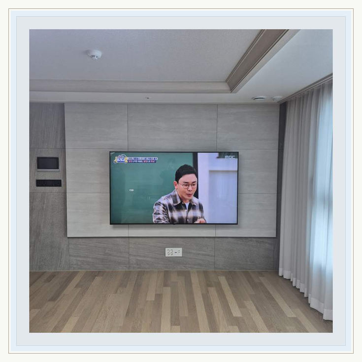 안양 과천 의왕 뒤쪽 전선 정리 상담 관련 설치 참고 사진 1 · 장치 통풍 공간과 콘센트 점검 편의성을 함께 확보하는 배치
